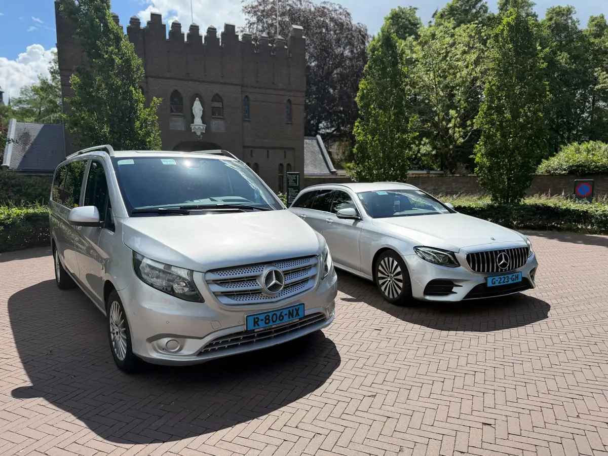 Mercedes taxibus en taxi van Taxi Safaripark